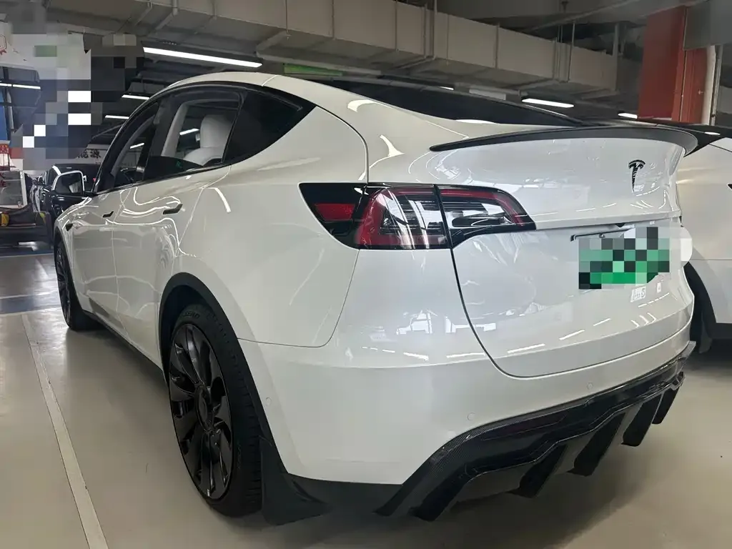 Tesla Model Y — фото 10