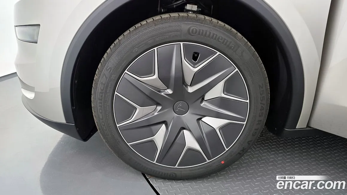 Tesla Model Y — фото 10
