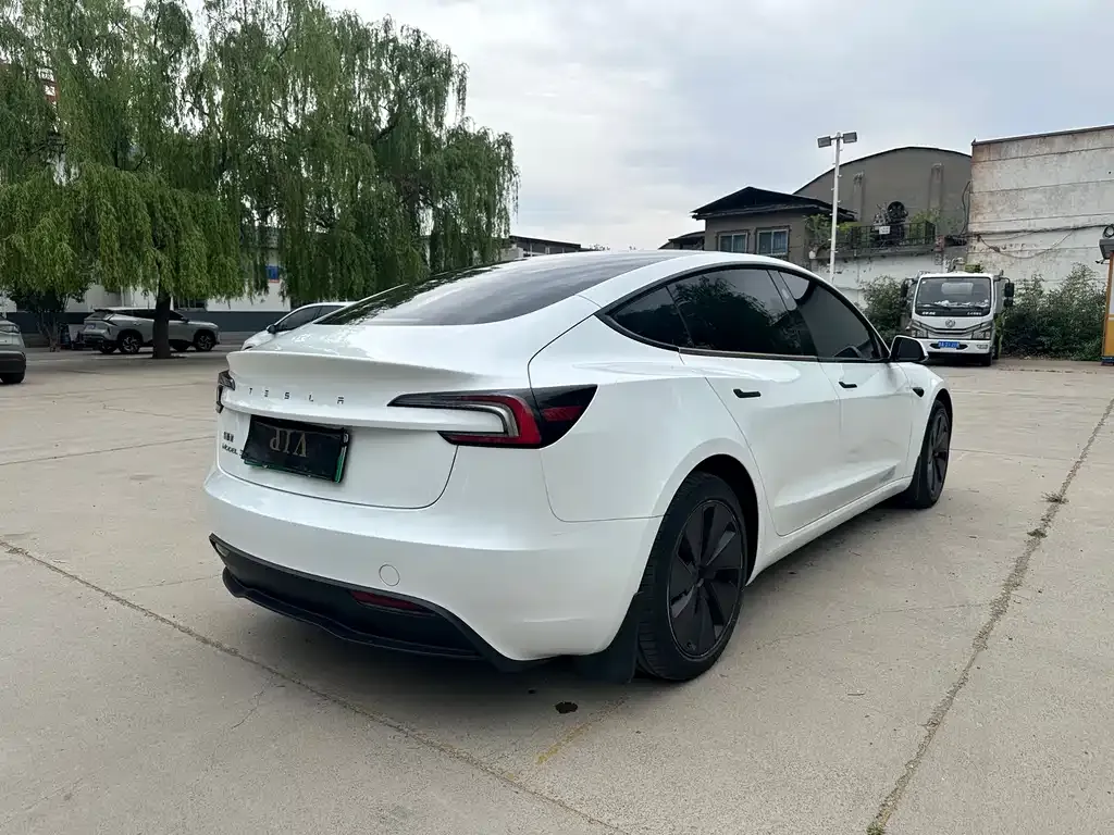 Tesla Model 3 — фото 5