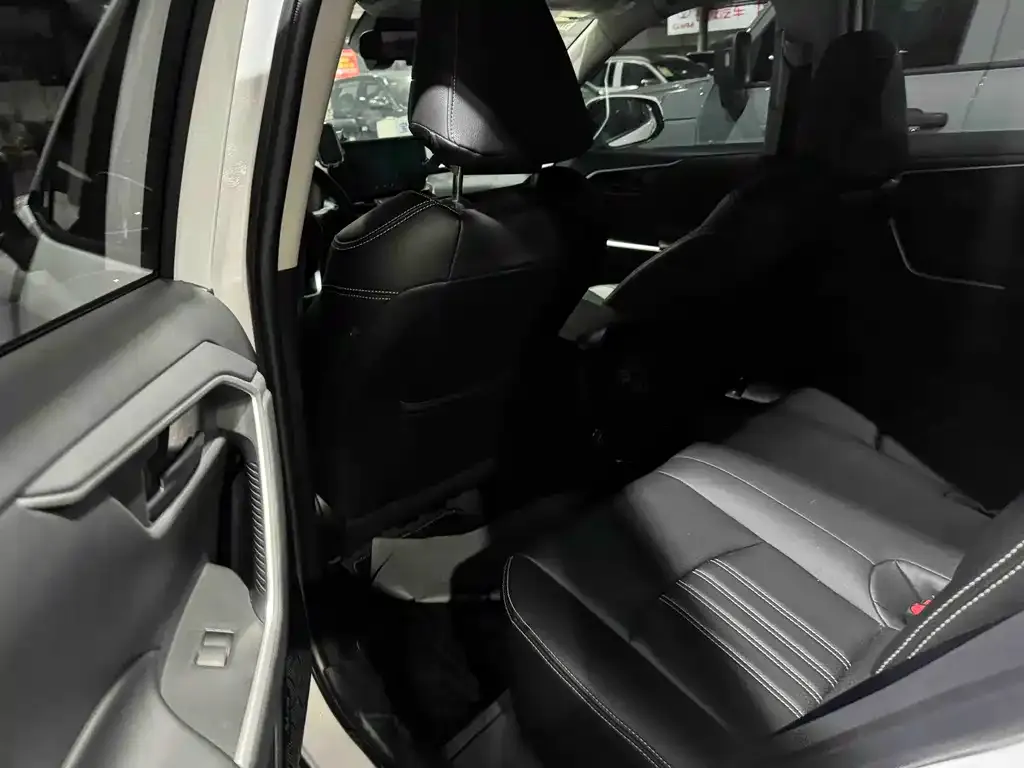 Toyota RAV4 2024 из CN, фото 2