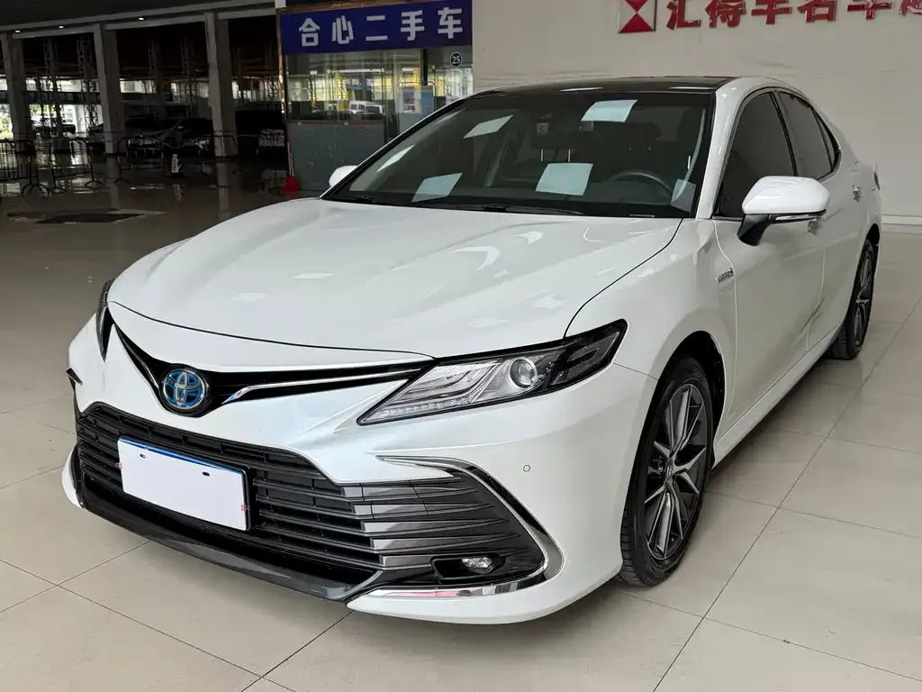 Toyota Camry — фото 1