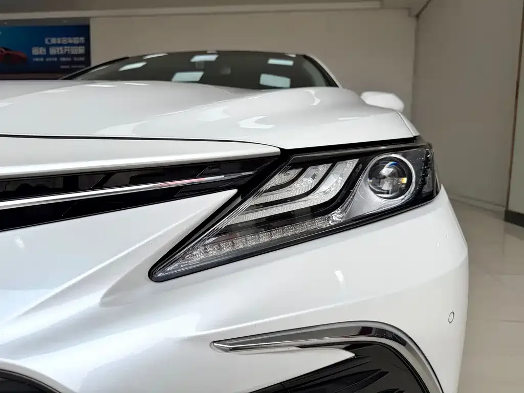 Toyota Camry — фото 5