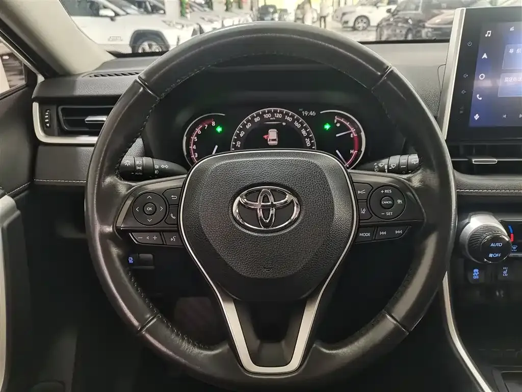 Toyota RAV4 — фото 7