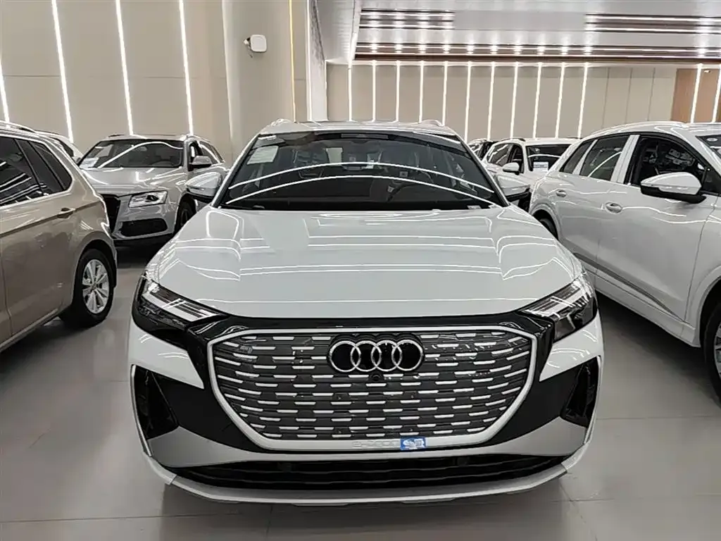 Audi Q4 e-tron — фото 2