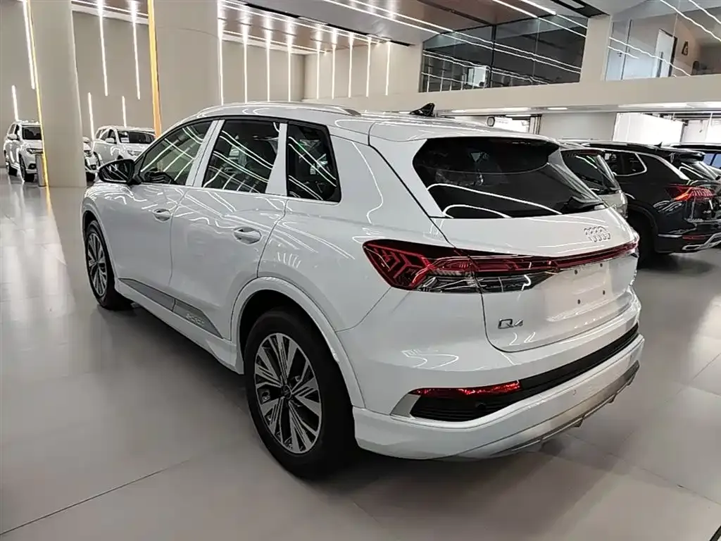 Audi Q4 e-tron — фото 10