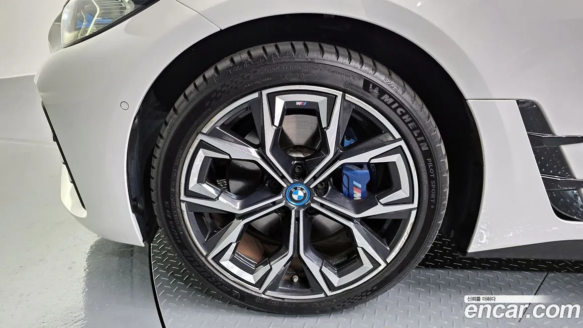 BMW i4 — фото 6