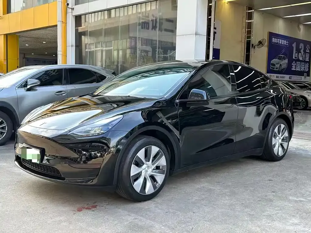 Tesla Model Y — фото 1