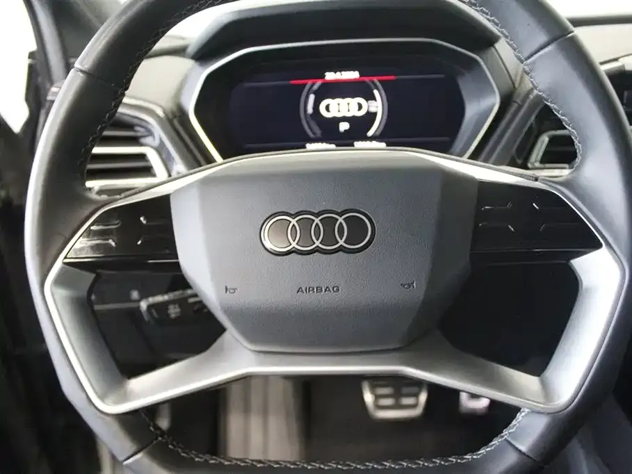 Audi Q4 e-tron — фото 2