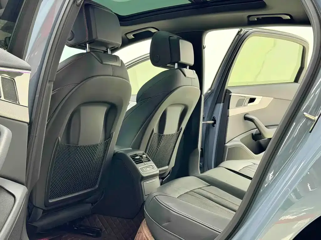 Audi A4L 2022 из CN, фото 3