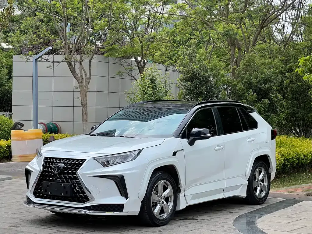 Toyota RAV4 — фото 1