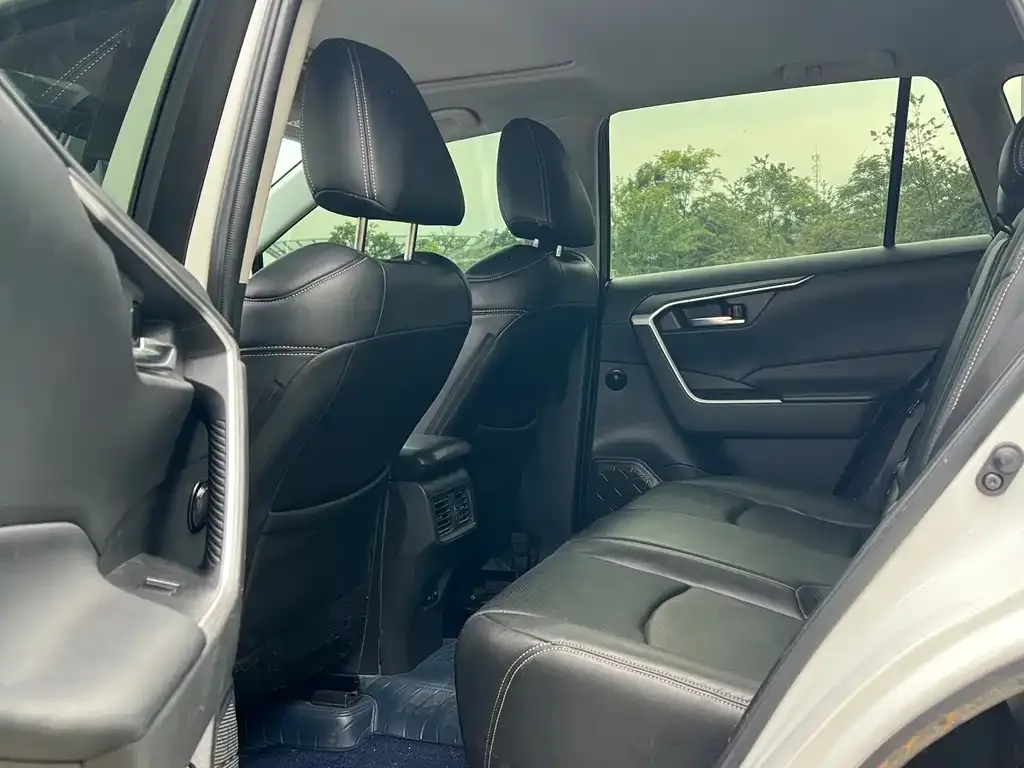 Toyota RAV4 — фото 6