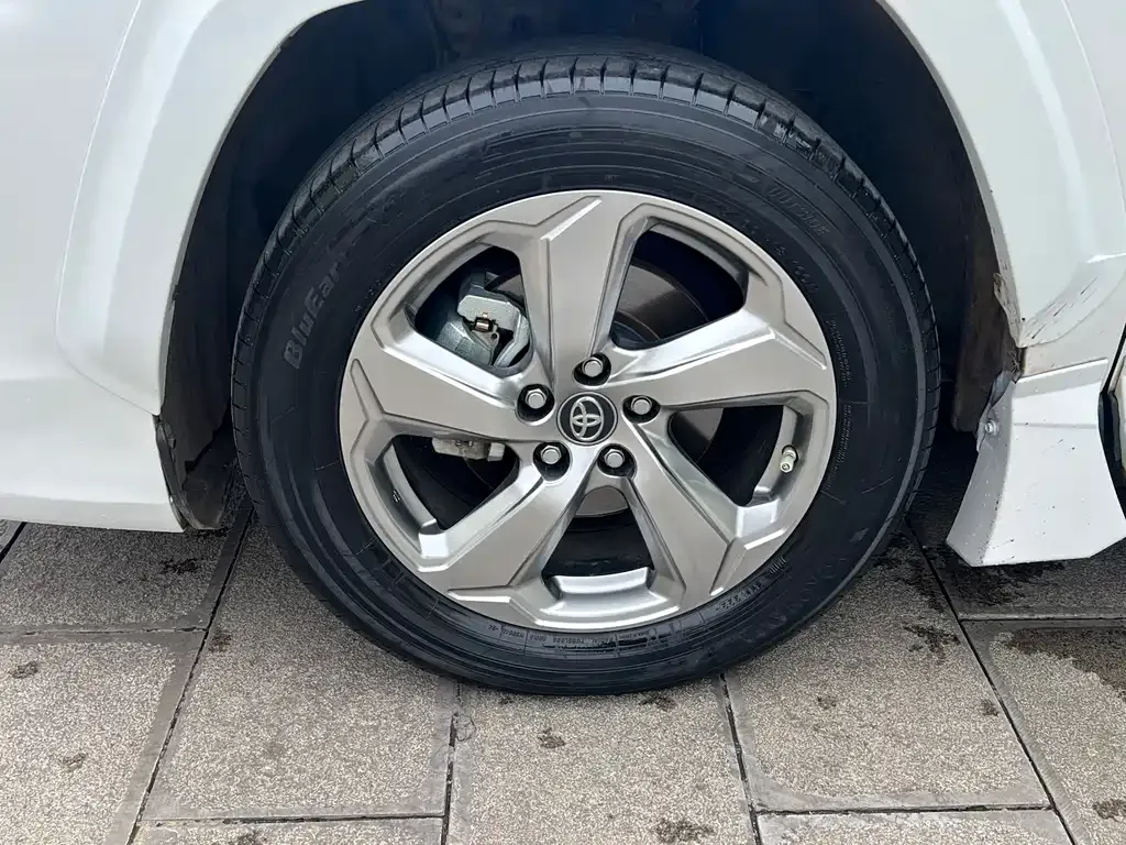 Toyota RAV4 — фото 7
