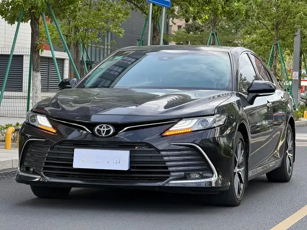 Toyota Camry — фото 1