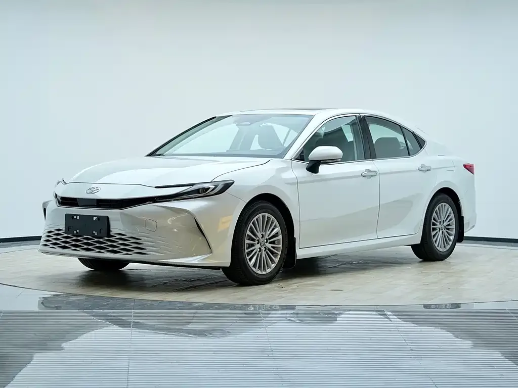 Toyota Camry — фото 1