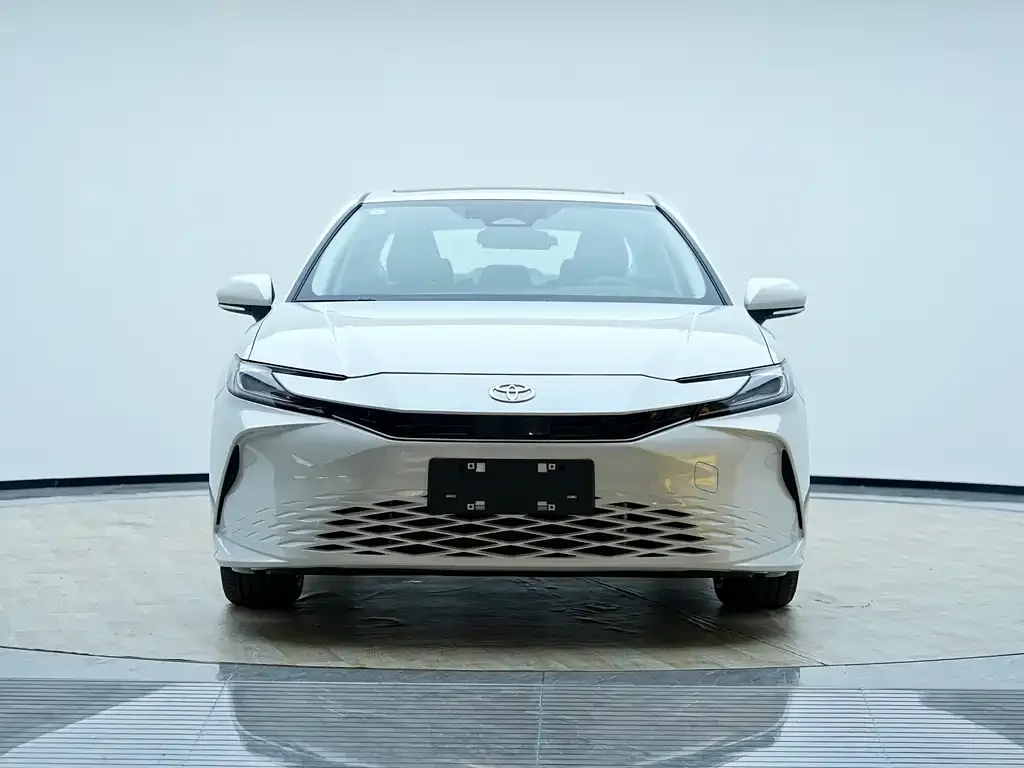 Toyota Camry — фото 2