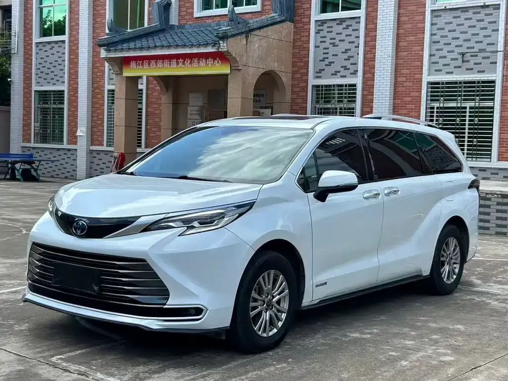 Toyota Sienna — фото 1