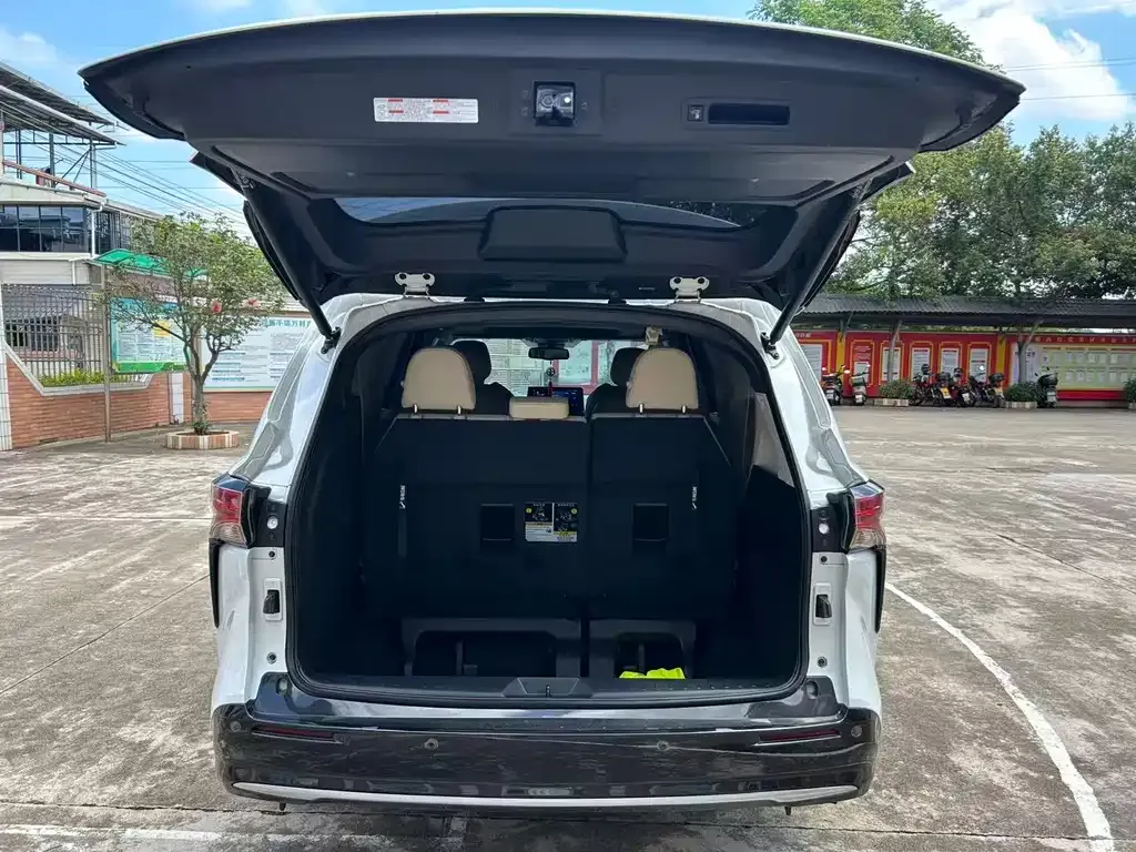Toyota Sienna — фото 8