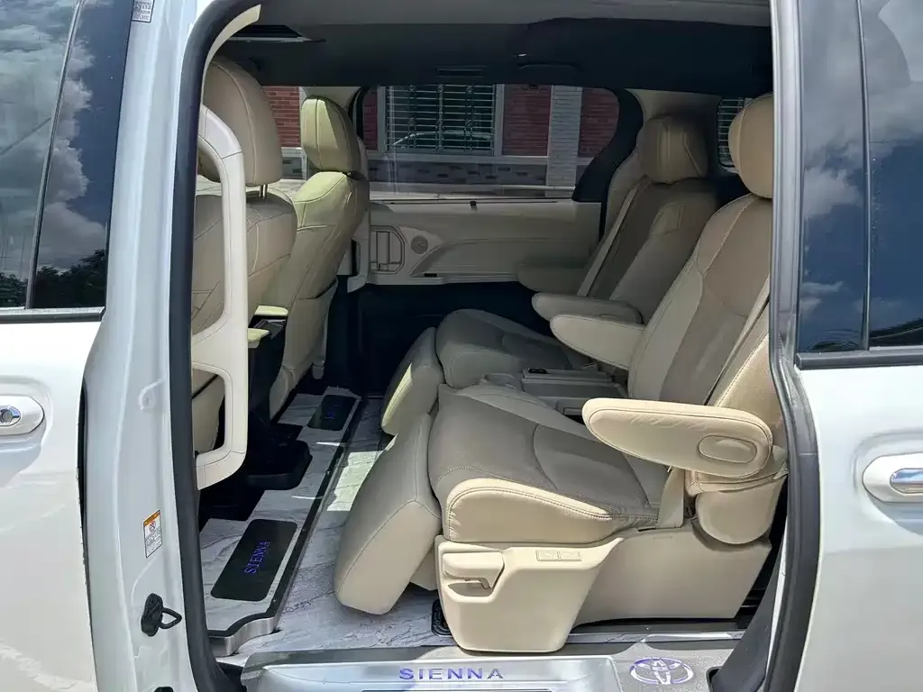 Toyota Sienna — фото 5