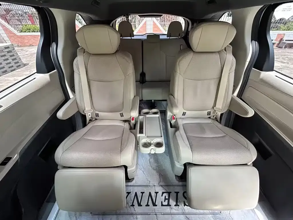 Toyota Sienna — фото 3