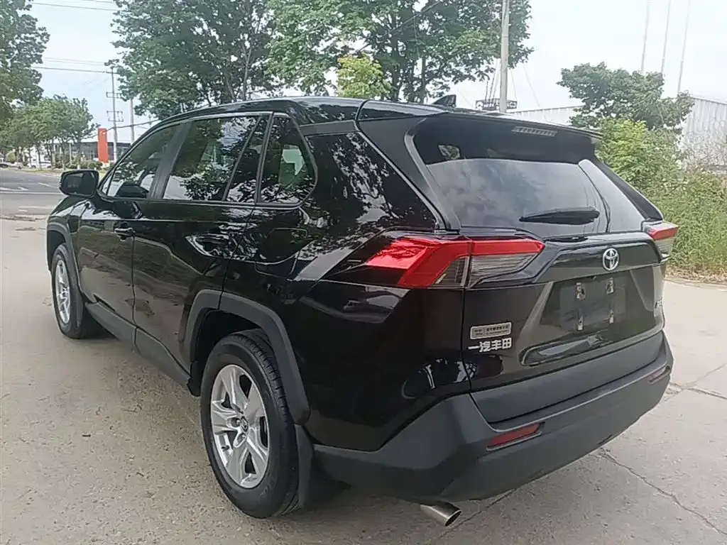 Toyota RAV4 — фото 8
