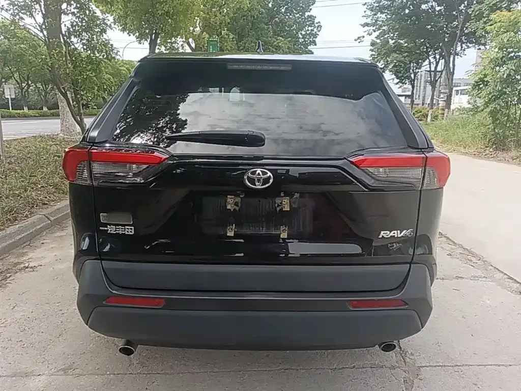 Toyota RAV4 — фото 7