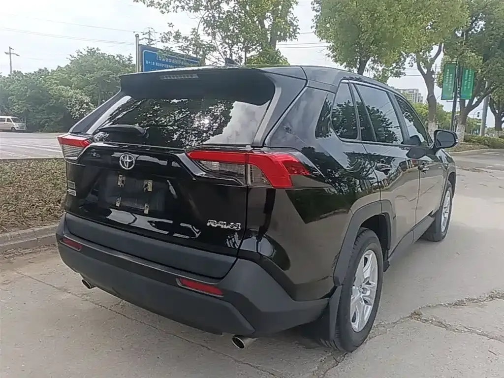 Toyota RAV4 — фото 9
