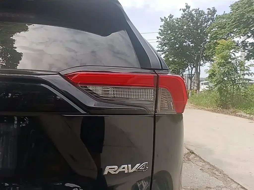 Toyota RAV4 — фото 3