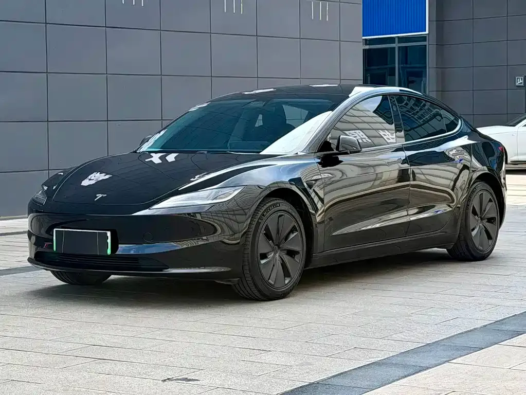 Tesla Model 3 — фото 1