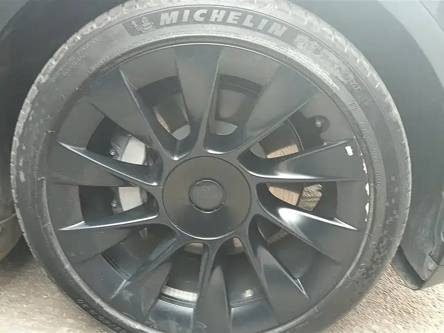 Tesla Model Y — фото 4