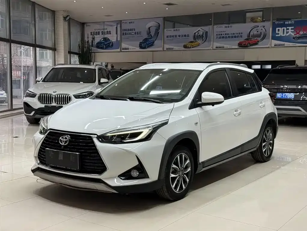 Toyota Yaris L — фото 1