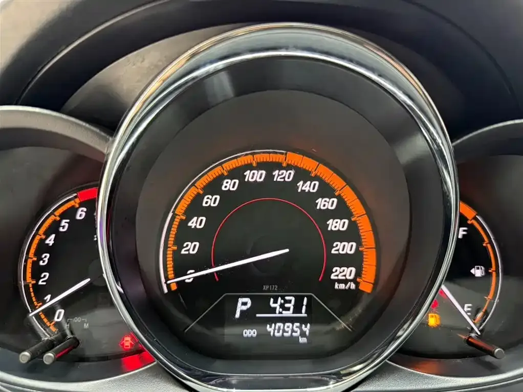 Toyota Yaris L — фото 10