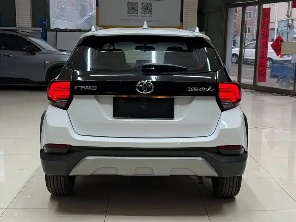 Toyota Yaris L — фото 2