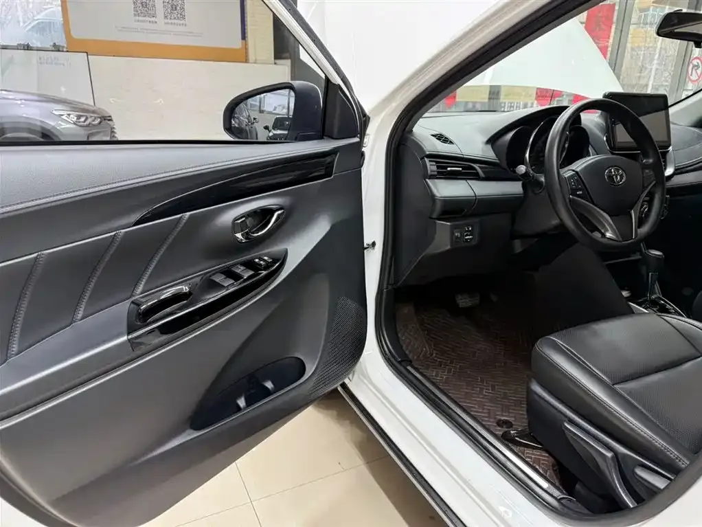 Toyota Yaris L — фото 7