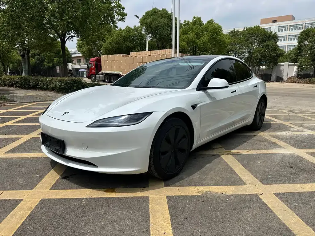 Tesla Model 3 — фото 1
