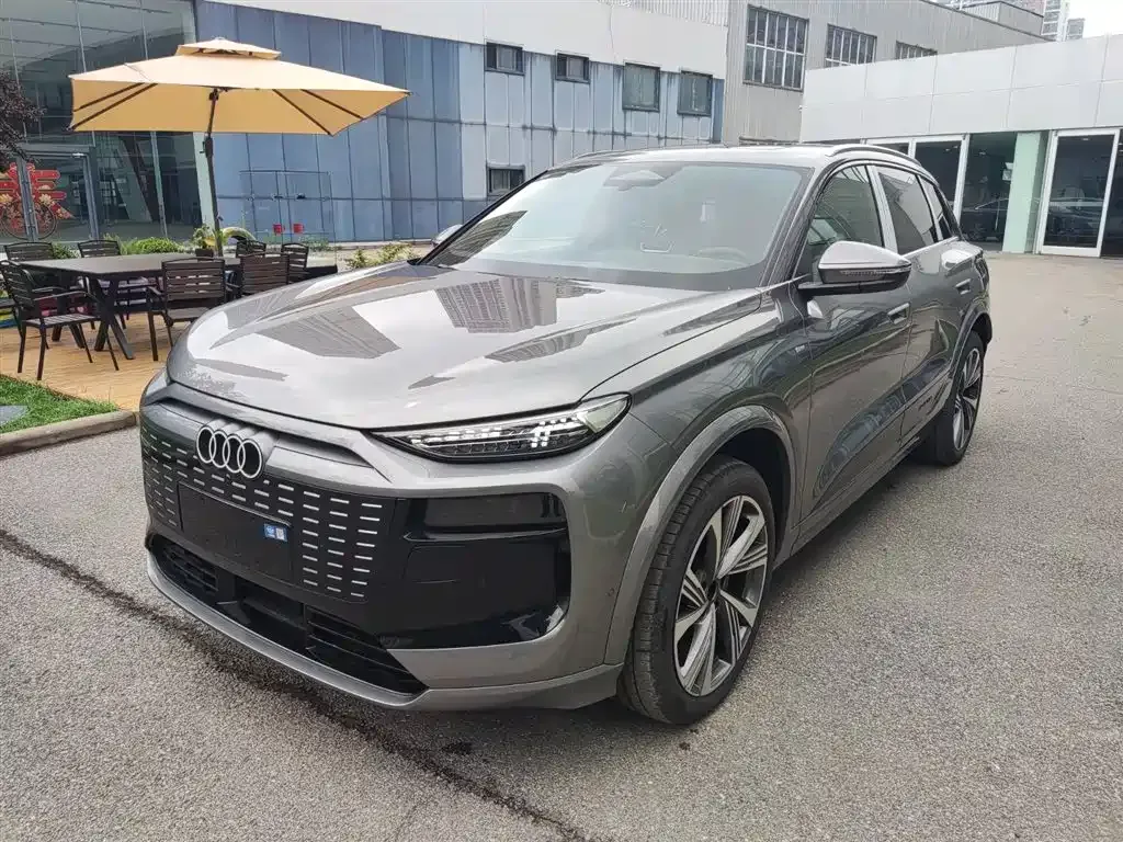 Audi Q6L e-tron — фото 1