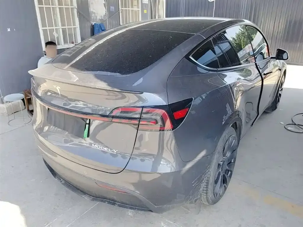 Tesla Model Y — фото 10