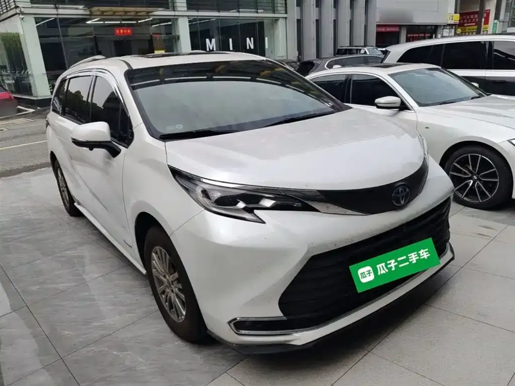 Toyota Sienna — фото 10