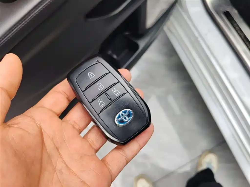 Toyota Sienna — фото 3