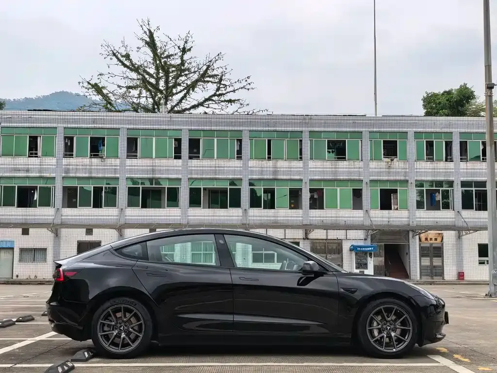Tesla Model 3 — фото 10