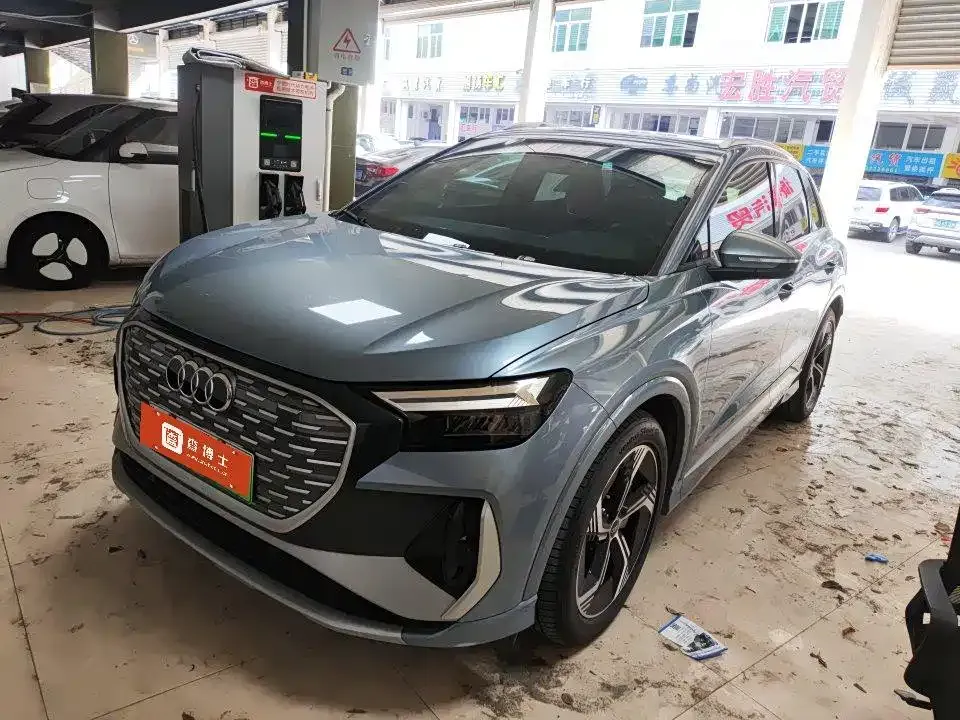 Audi Q4 e-tron — фото 1