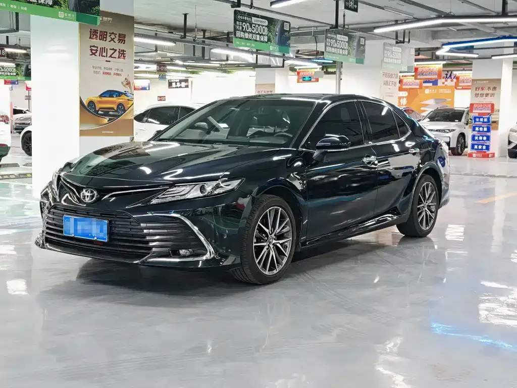 Toyota Camry — фото 1