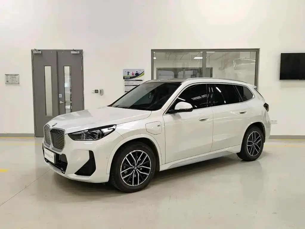 BMW iX1