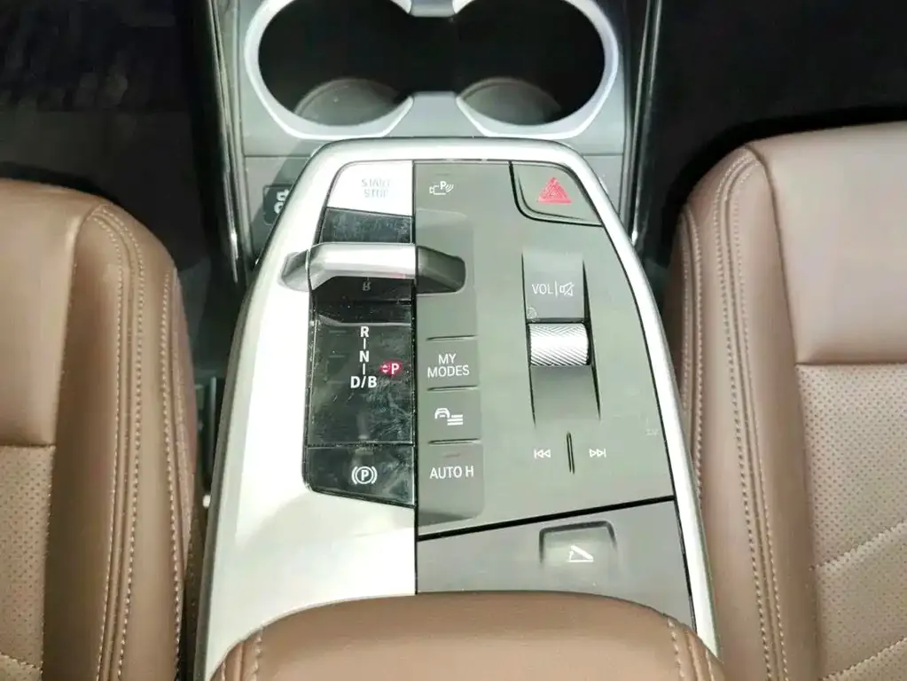 BMW iX1 2025 из CN, фото 4