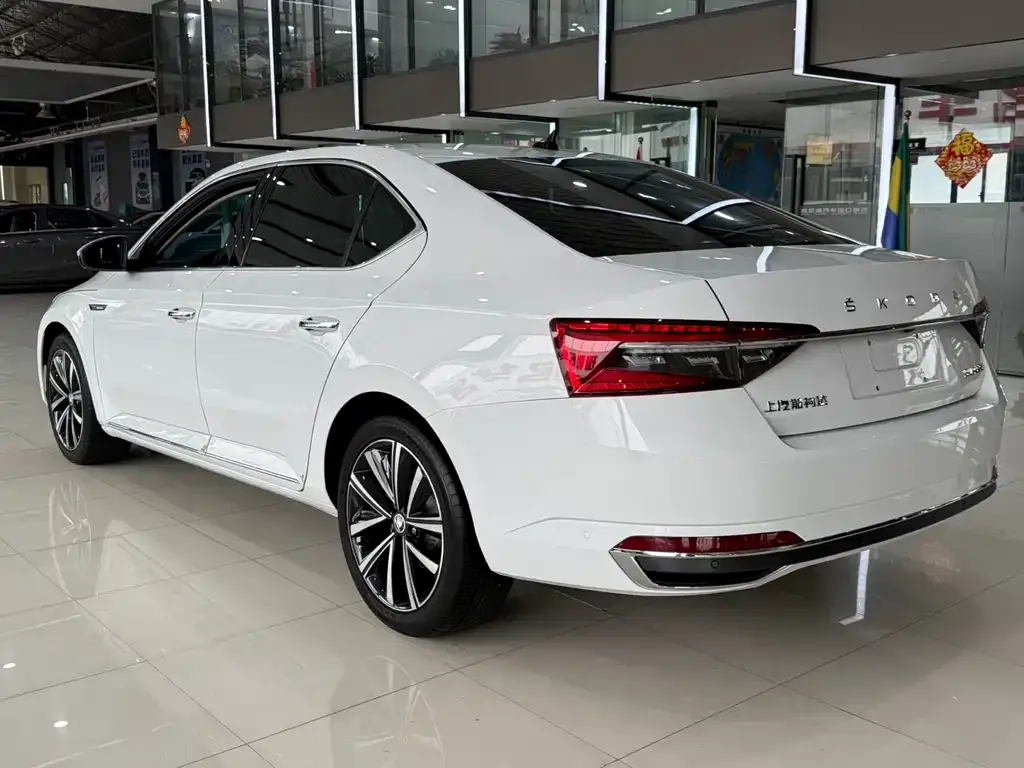 Skoda Superb — фото 10