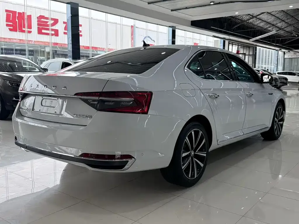 Skoda Superb — фото 7