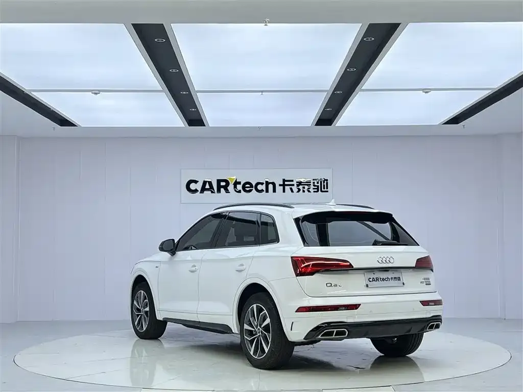 Audi Q5L — фото 10