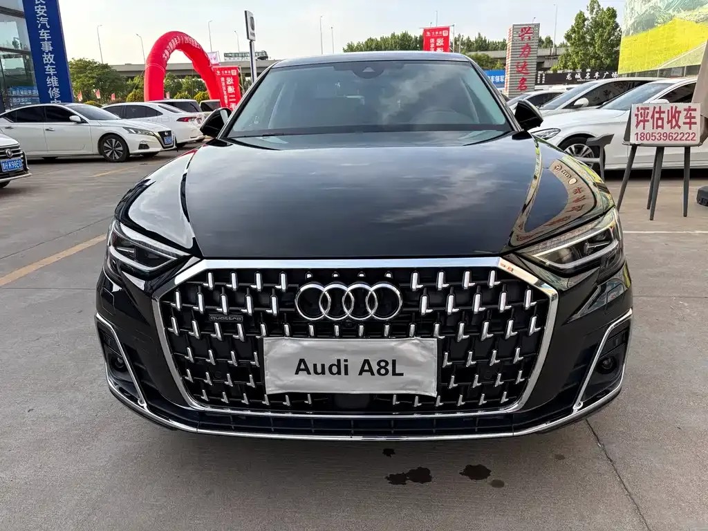 Audi A8 — фото 1