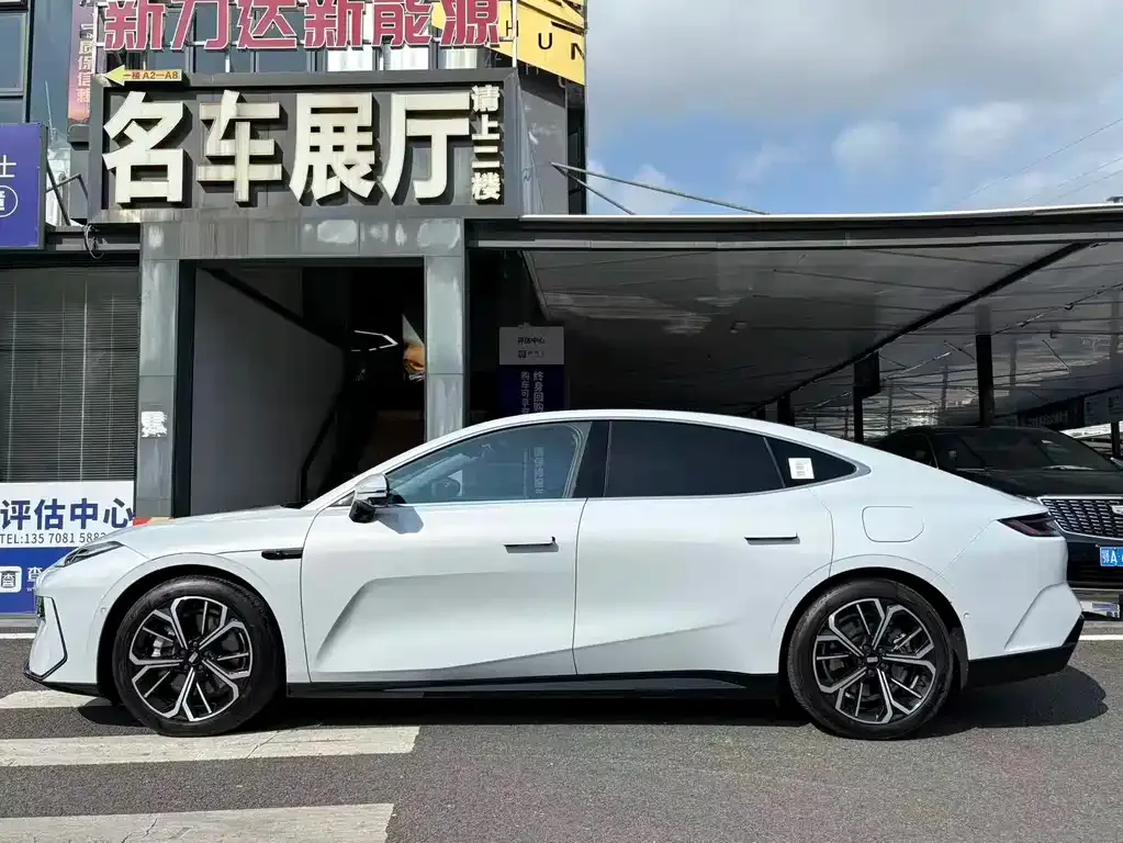 Geely Galaxy E8 — фото 10