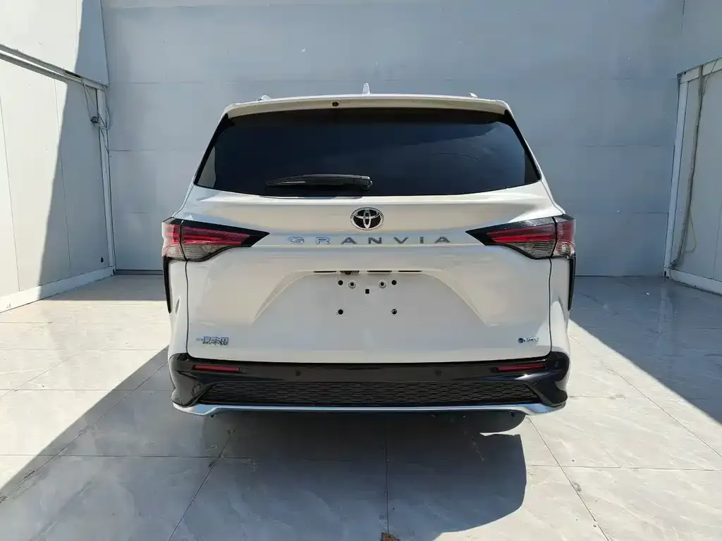 Toyota Granvia 2024 из CN, фото 3
