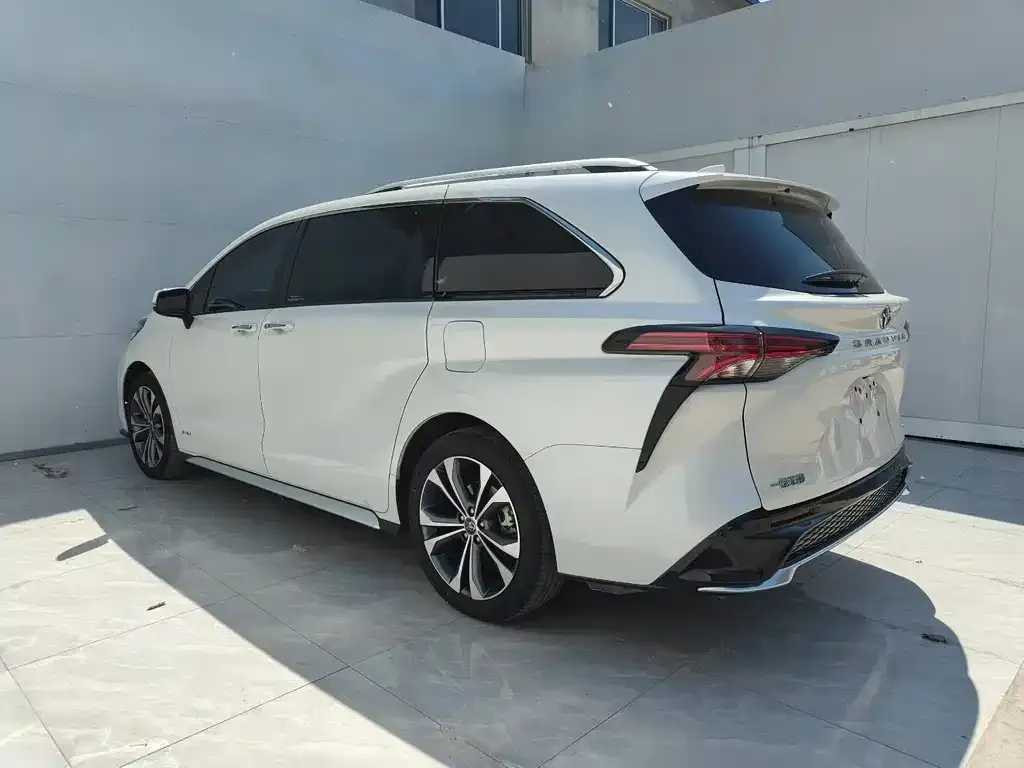 Toyota Granvia 2024 из CN, фото 7
